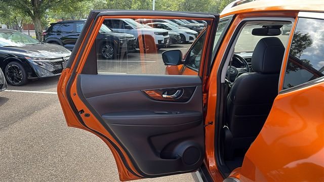Used 2018 Orange Nissan SL image 23