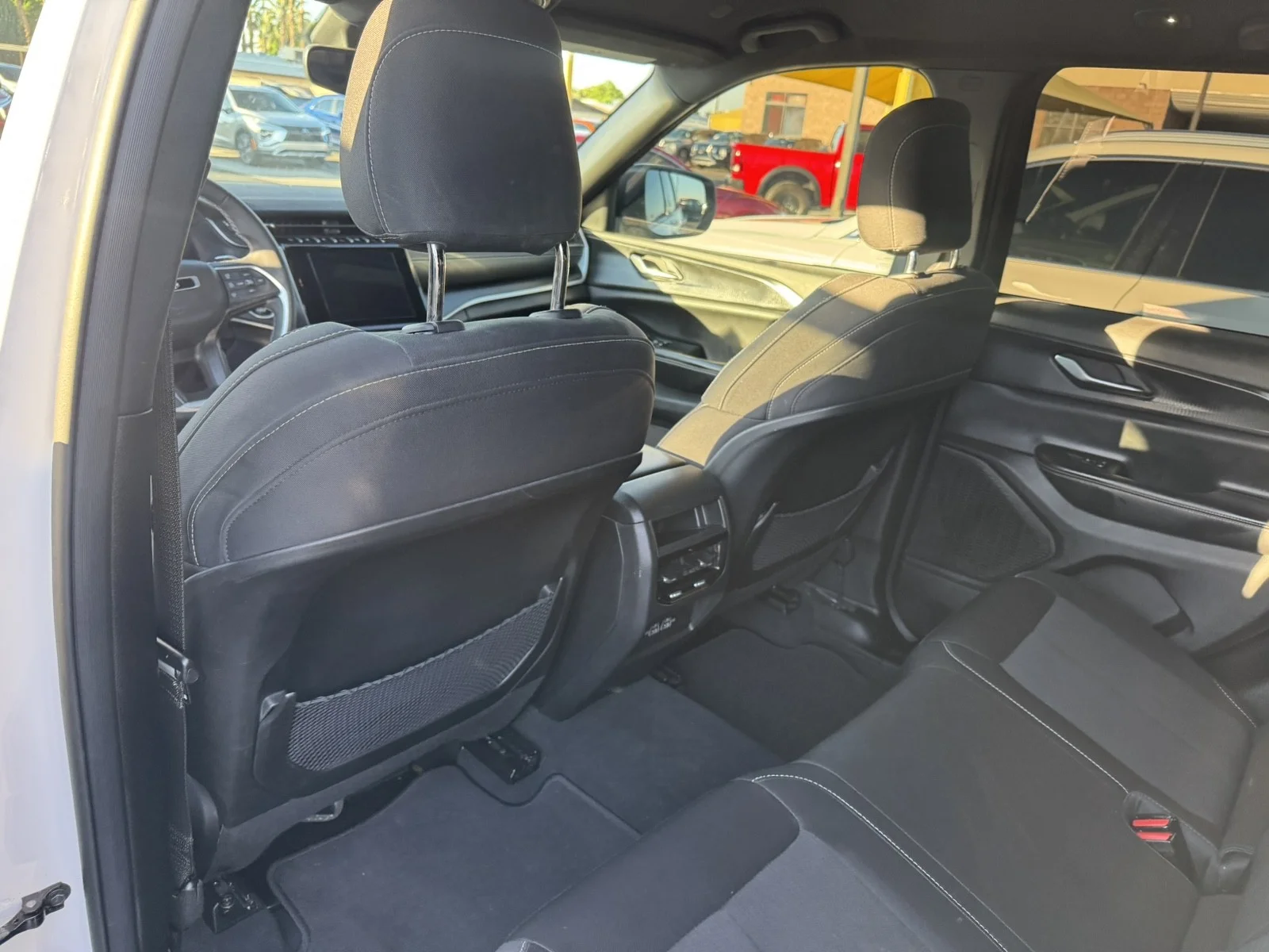 Used 2024  Jeep Laredo image 24