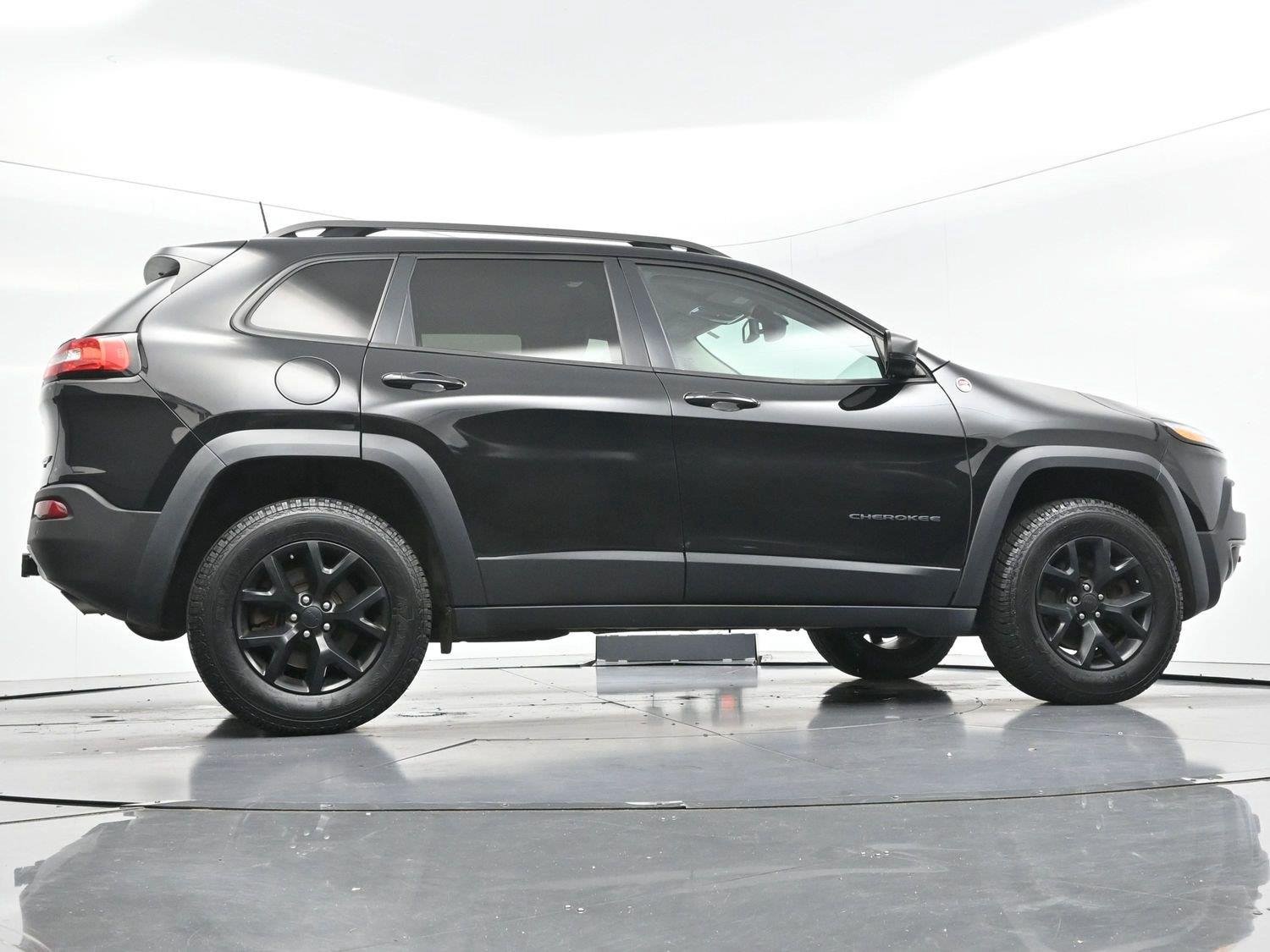 Used 2018 Diamond Black Crystal Pearlcoat Jeep Trailhawk image 47