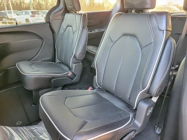 New 2026 Silver Mist Clear-Coat Exterior Paint Chrysler Limited image 11