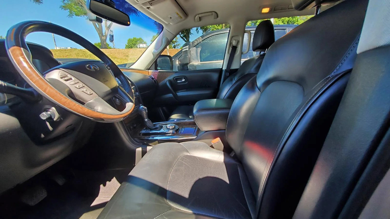 Used 2017 Liquid Platinum INFINITI Limited 4WD image 3