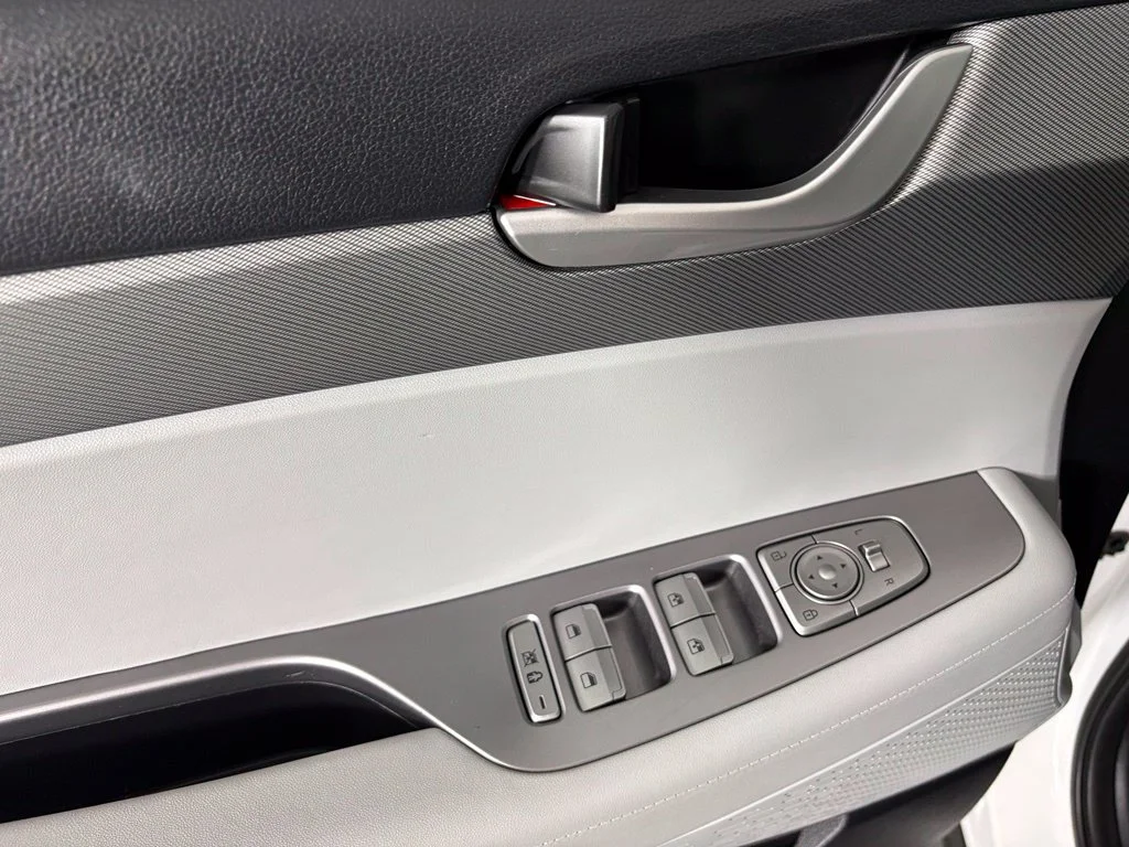 Used 2025 White Hyundai SEL image 21
