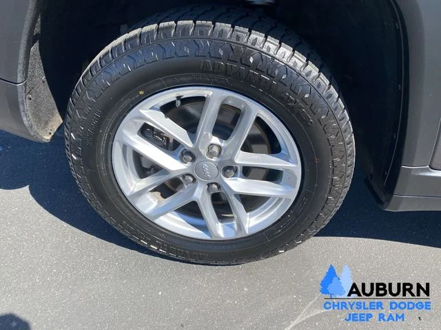 Used 2024 Gray Jeep Laredo image 8
