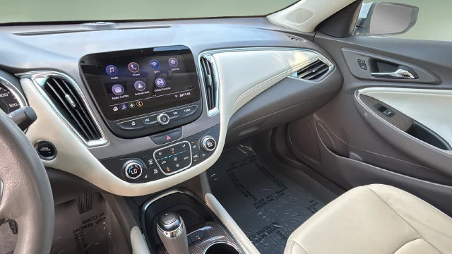 Used 2019 SUMMIT WHITE Chevrolet LT image 25