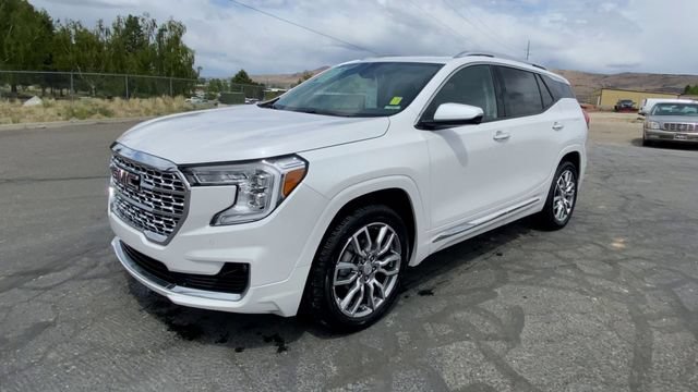Used 2023 White Frost Tricoat GMC Denali image 4