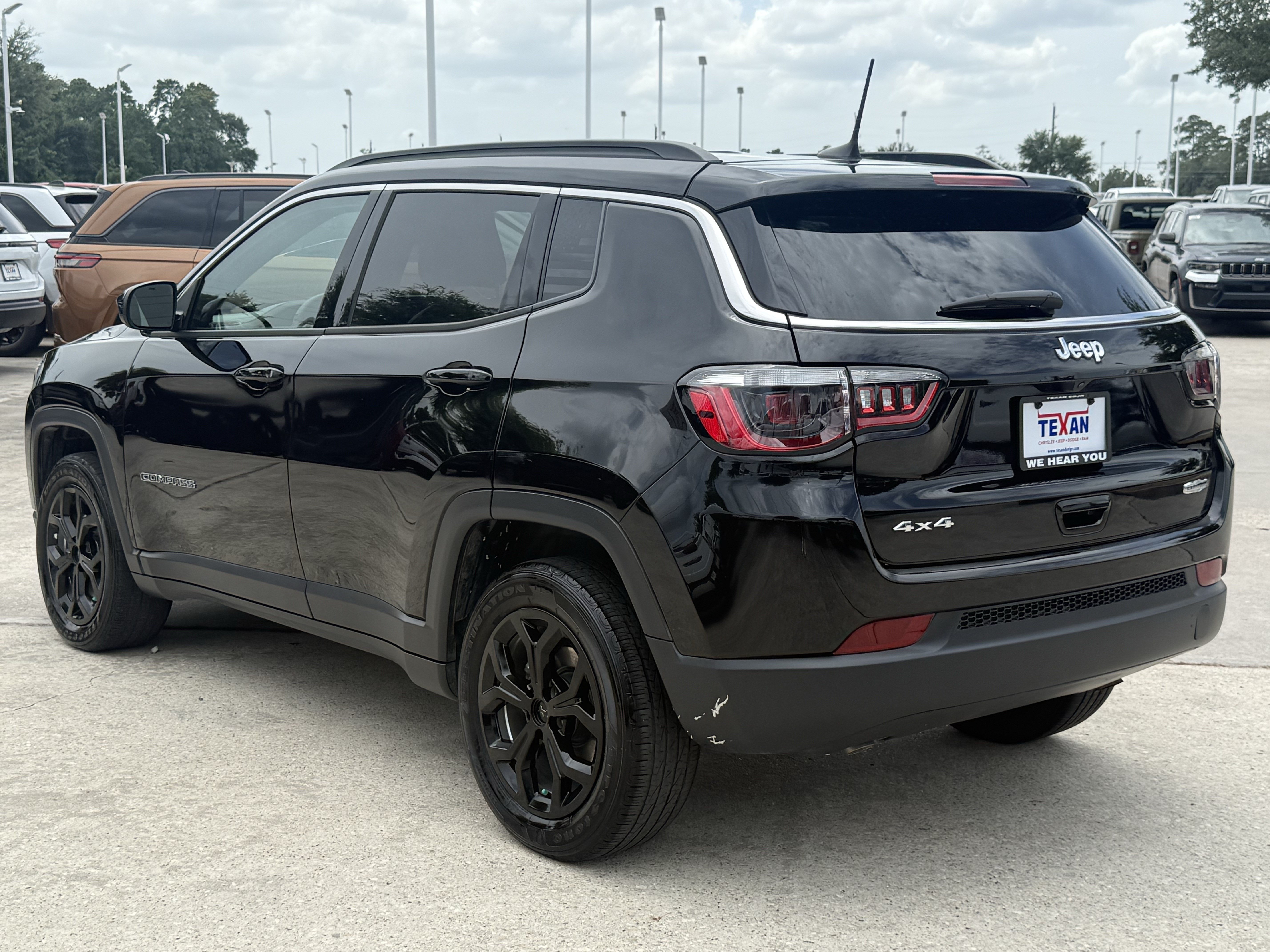 Used 2025 Diamond Black Crystal Pearlcoat Jeep Latitude image 6
