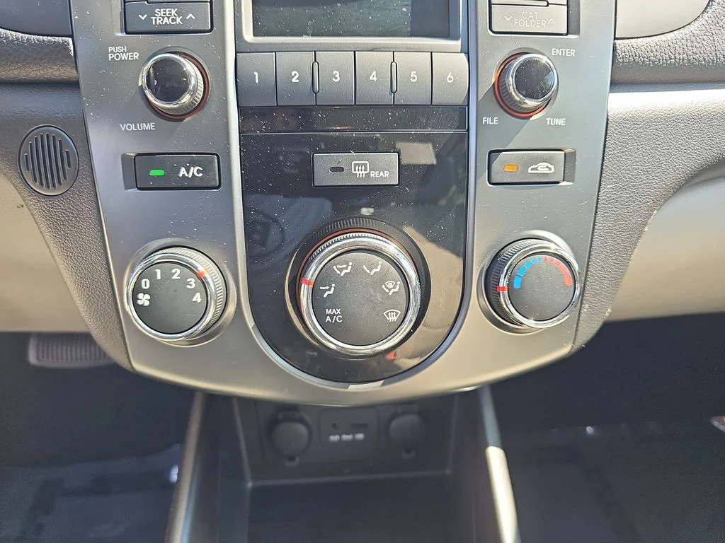 Used 2013 Black Kia EX image 21