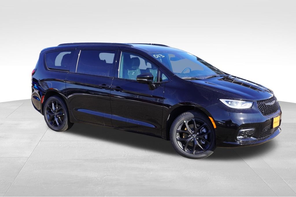 New 2026 Diamond Black Crystal Pearl-Coat Exterior Paint Chrysler Select image 2