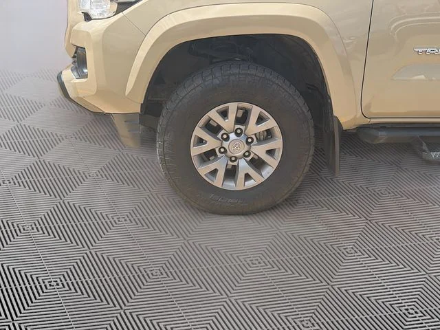 Used 2019  Toyota SR5 image 10