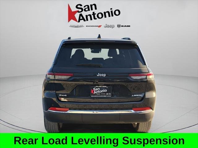 New 2025 Diamond Black Crystal Pearl-Coat Exterior Paint Jeep Laredo X image 7