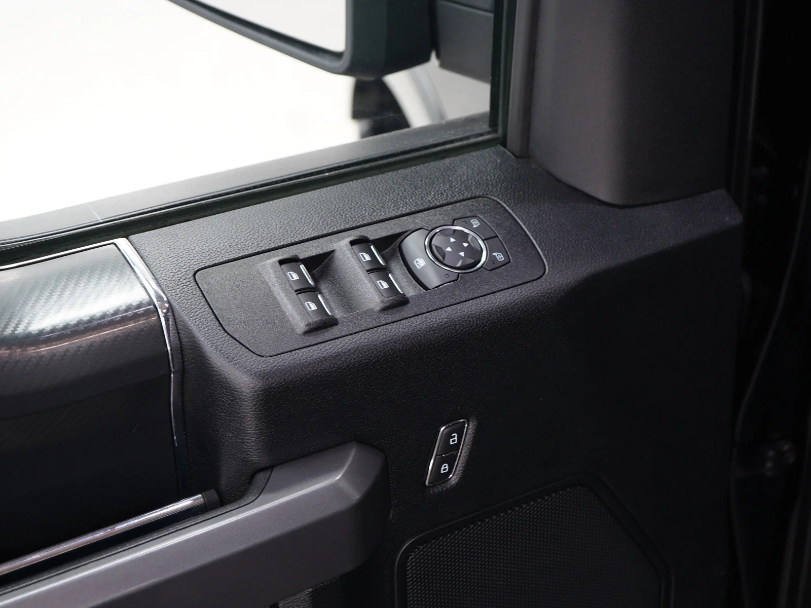 Used 2018  Ford XL image 21