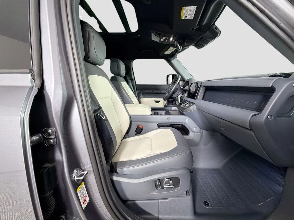 Used 2023 Eiger Grey Metallic Land Rover X-Dynamic SE image 31