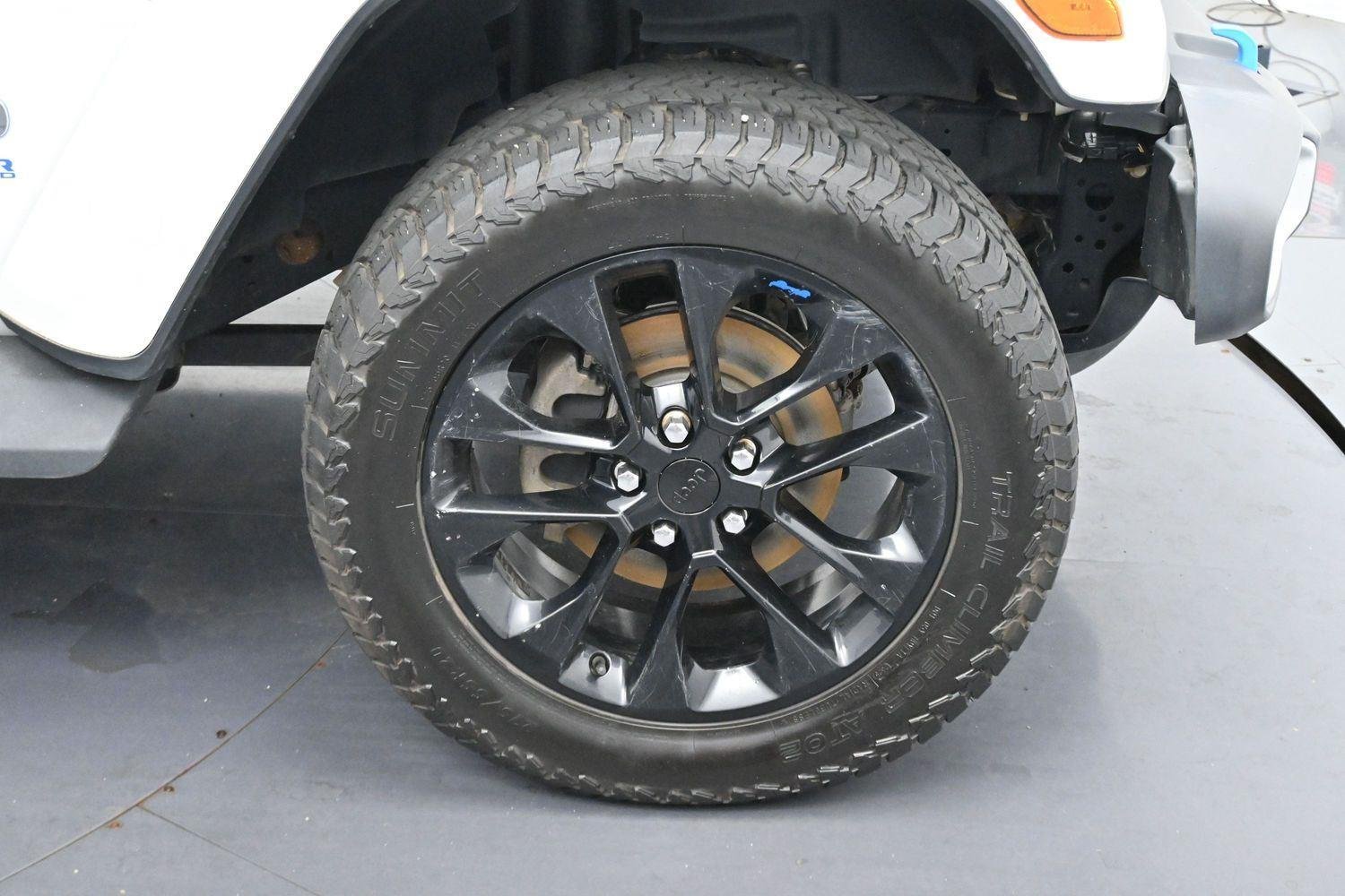Used 2022 Bright White Clearcoat Jeep Unlimited Sahara image 32
