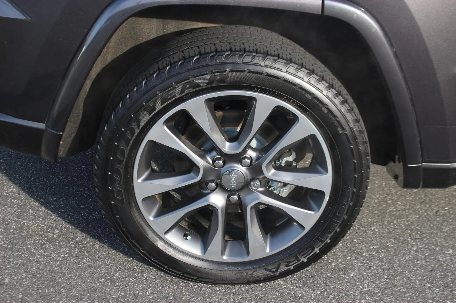 Used 2018 Grey Jeep Overland image 34