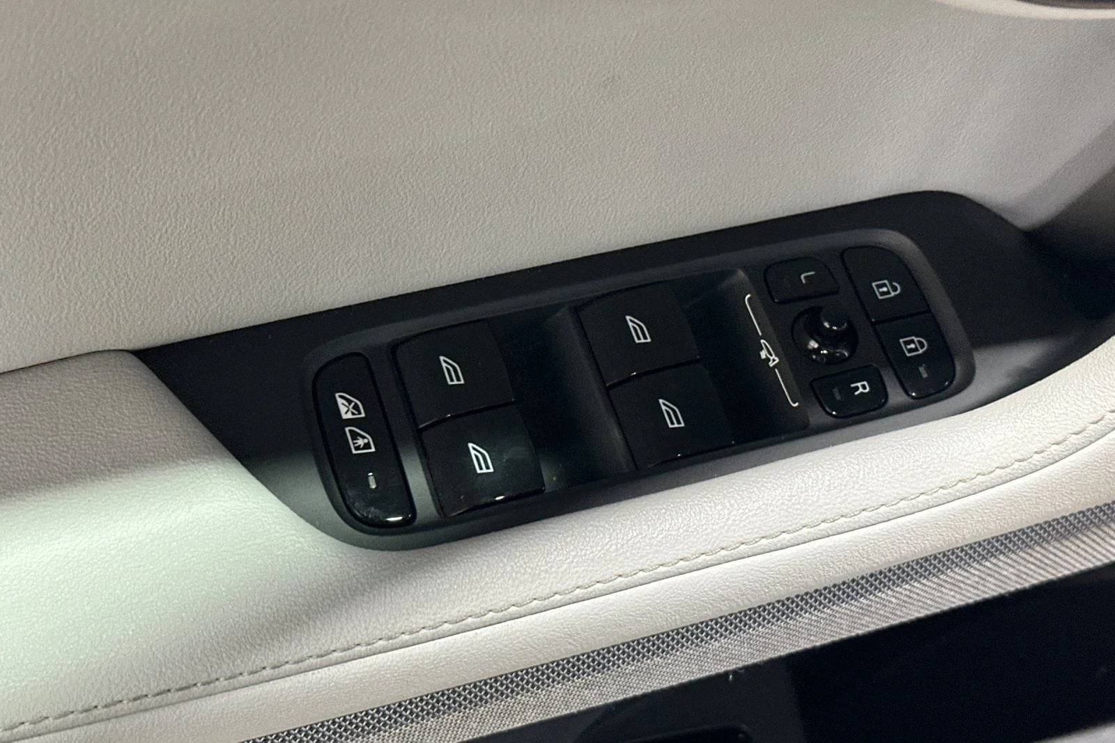 Used 2023 Midnight Metallic Polestar Long Range Single Motor image 15