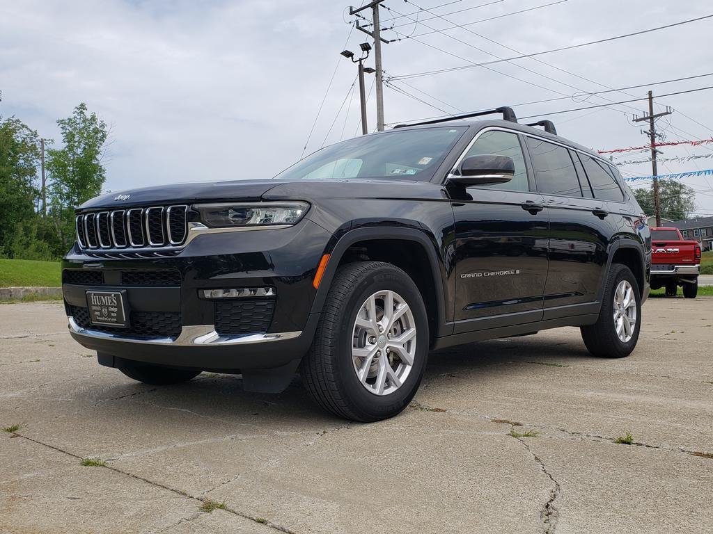 Used 2022 Diamond Black Crystal Pearlcoat Jeep Limited image 7