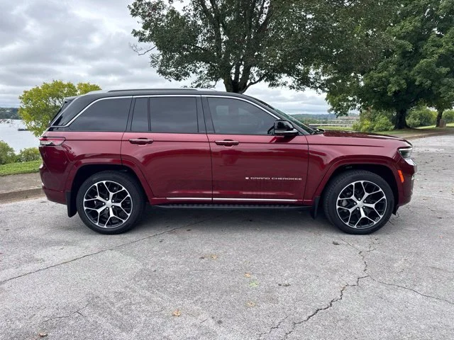 Used 2023 Red Jeep Summit Reserve image 9