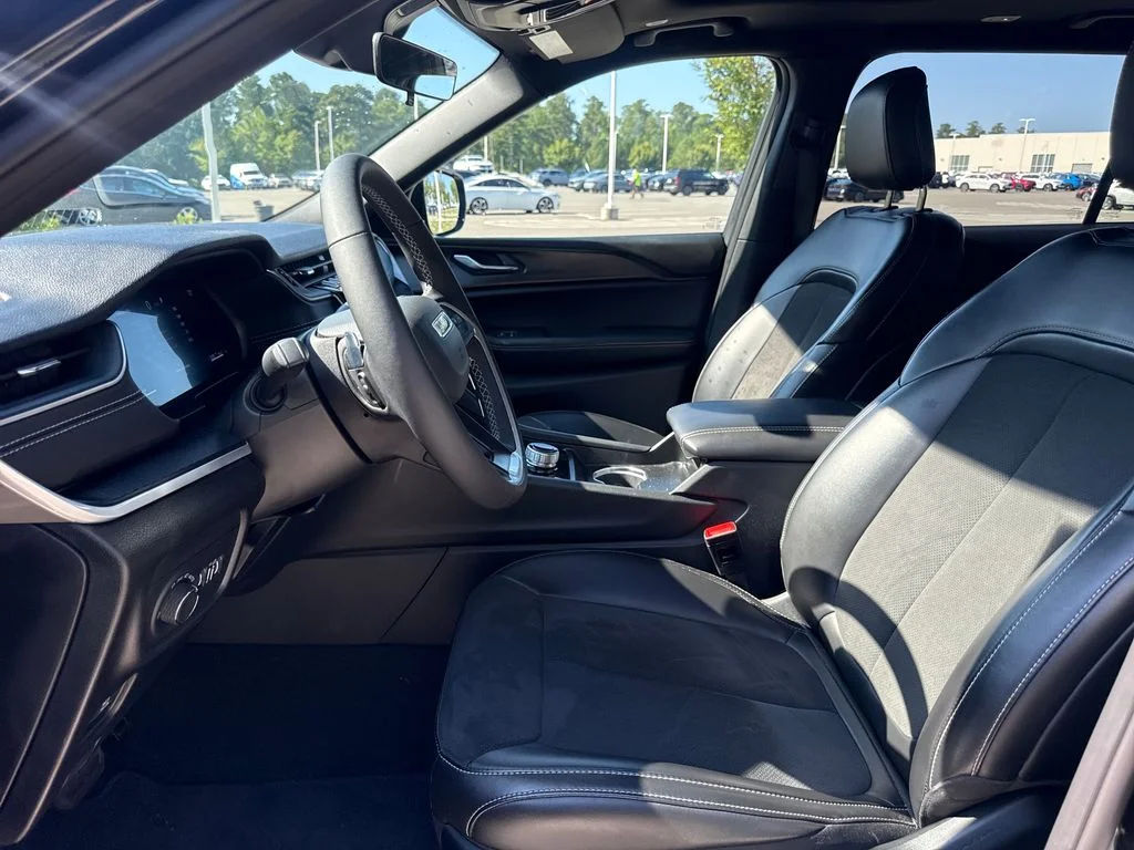 Used 2025 Diamond Black Jeep Altitude X image 12