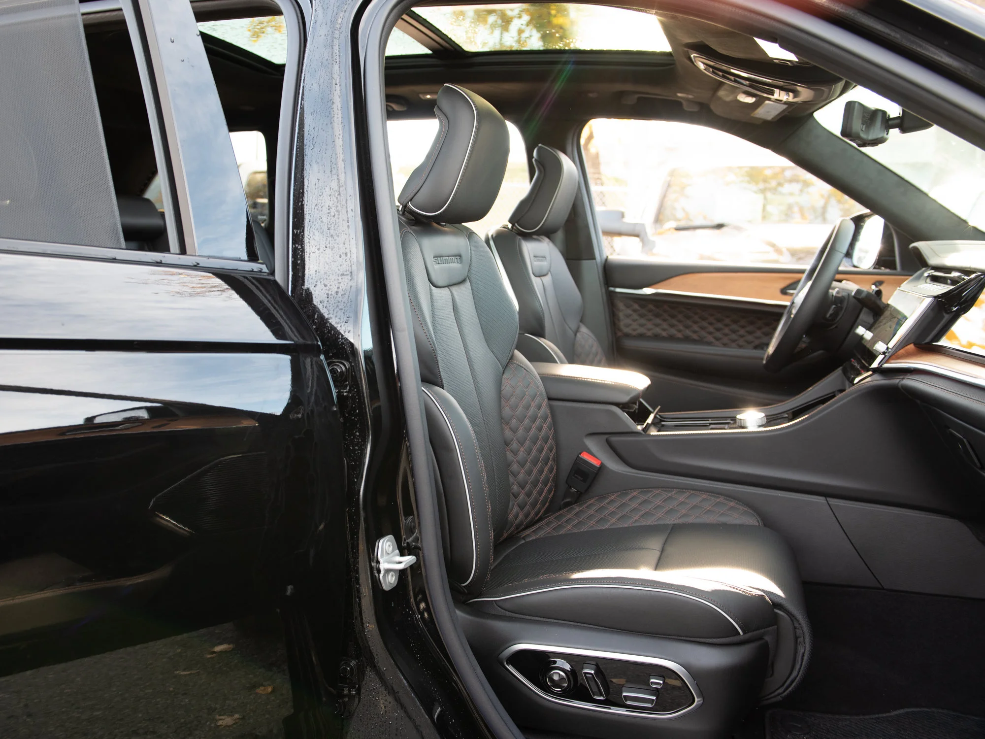 New 2026 Black Jeep Summit* 4x4, Night Vision, Massage Seats, Head-Up Display image 33