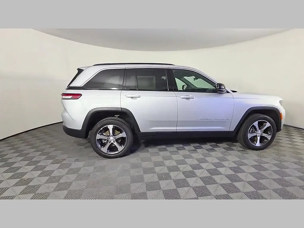 New 2026 Silver Zynith Exterior Paint Jeep Limited image 24