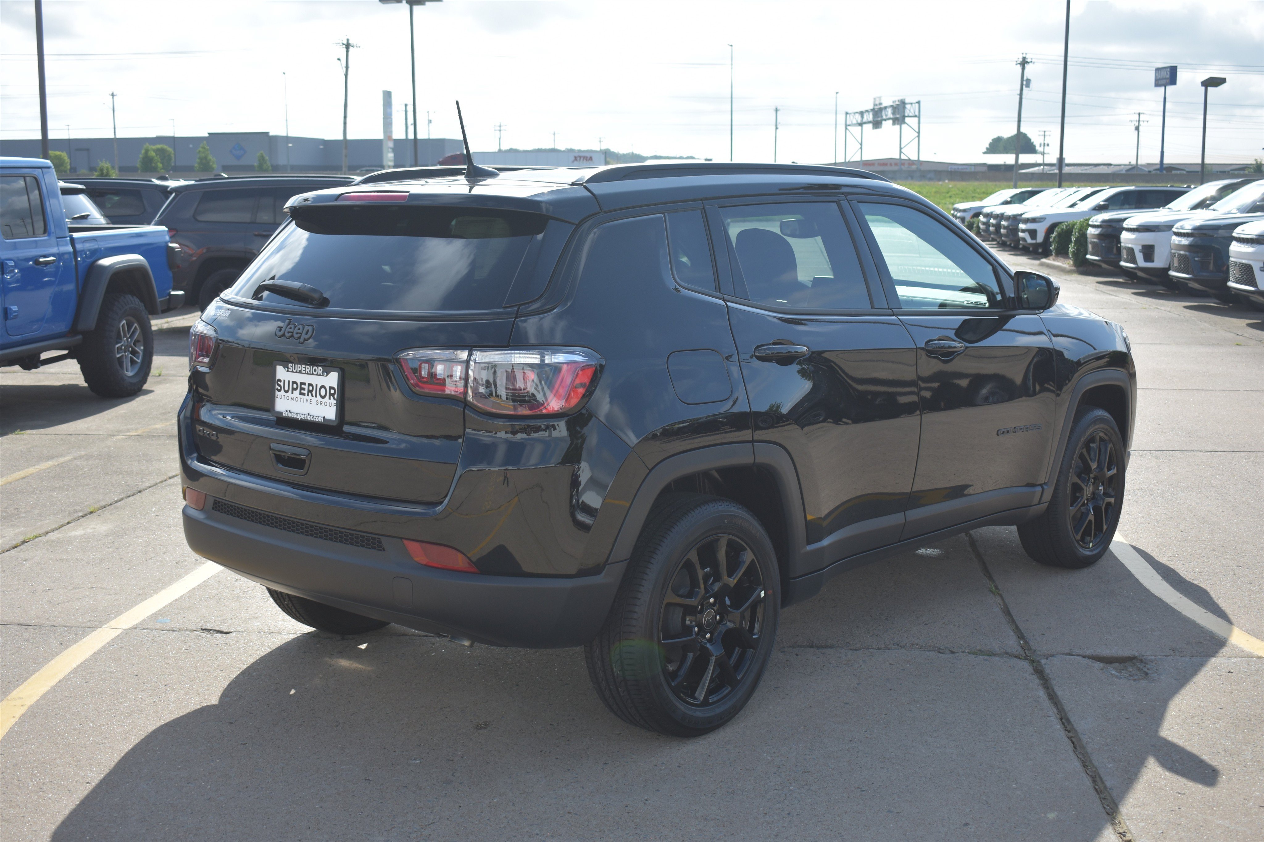 New 2026 Diamond Black Crystal Pearlcoat Jeep Latitude Altitude image 5