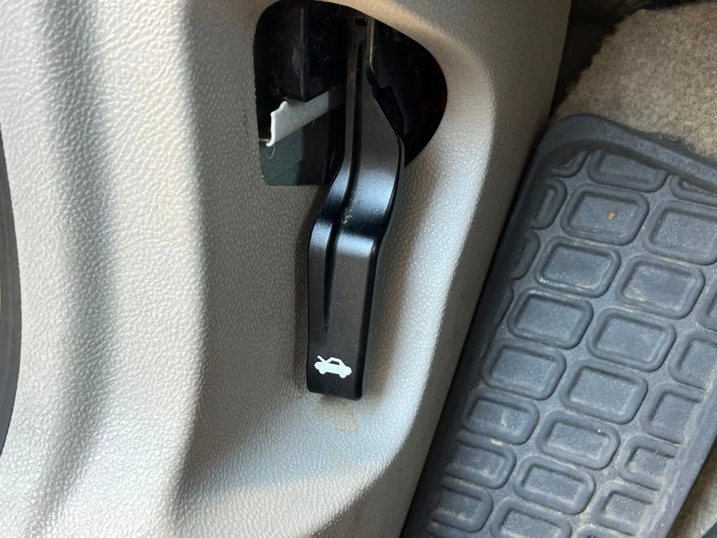 Used 2009 White Chevrolet LT image 28