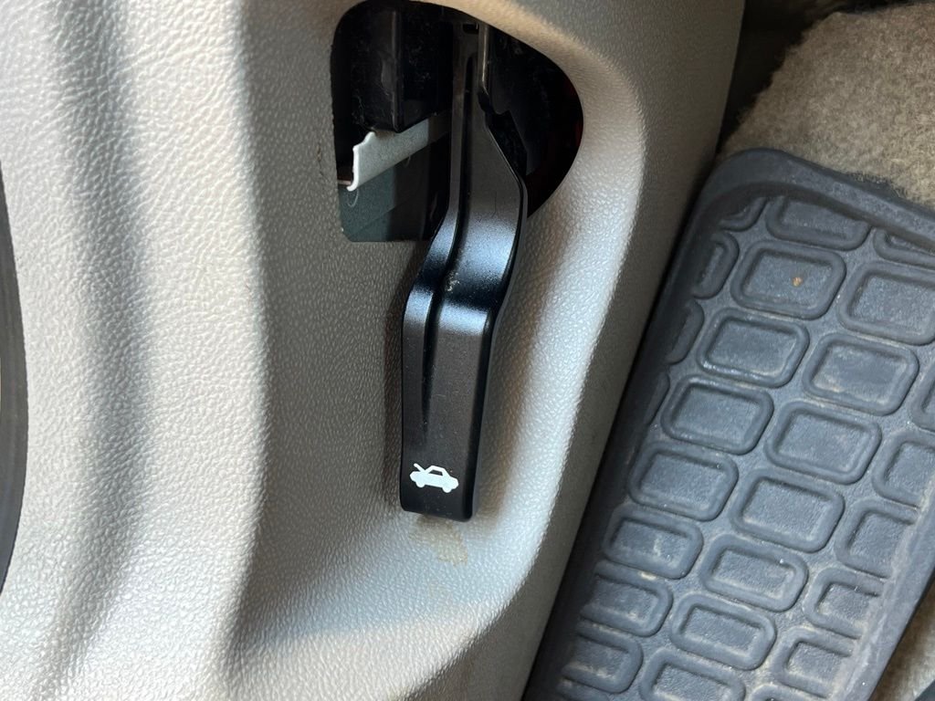 Used 2009 White Chevrolet LT image 28