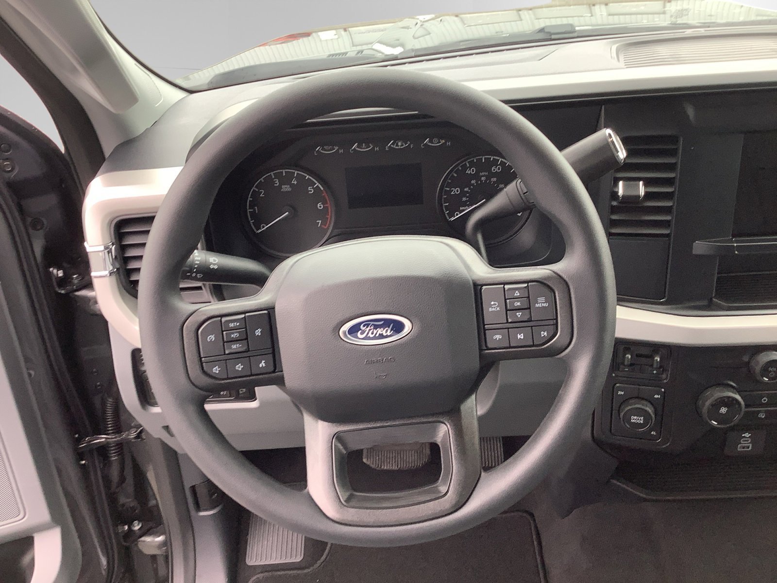 New 2026 Carbonized Gray Metallic Ford XLT image 12