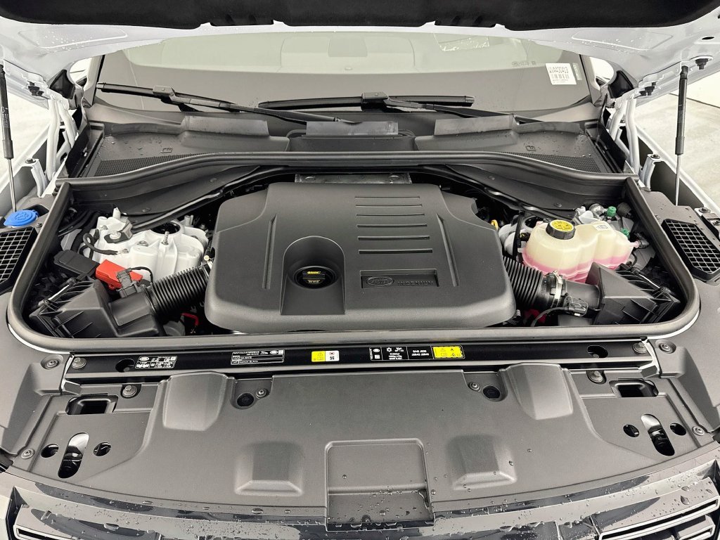 New 2027 Fuji White Land Rover SE image 31