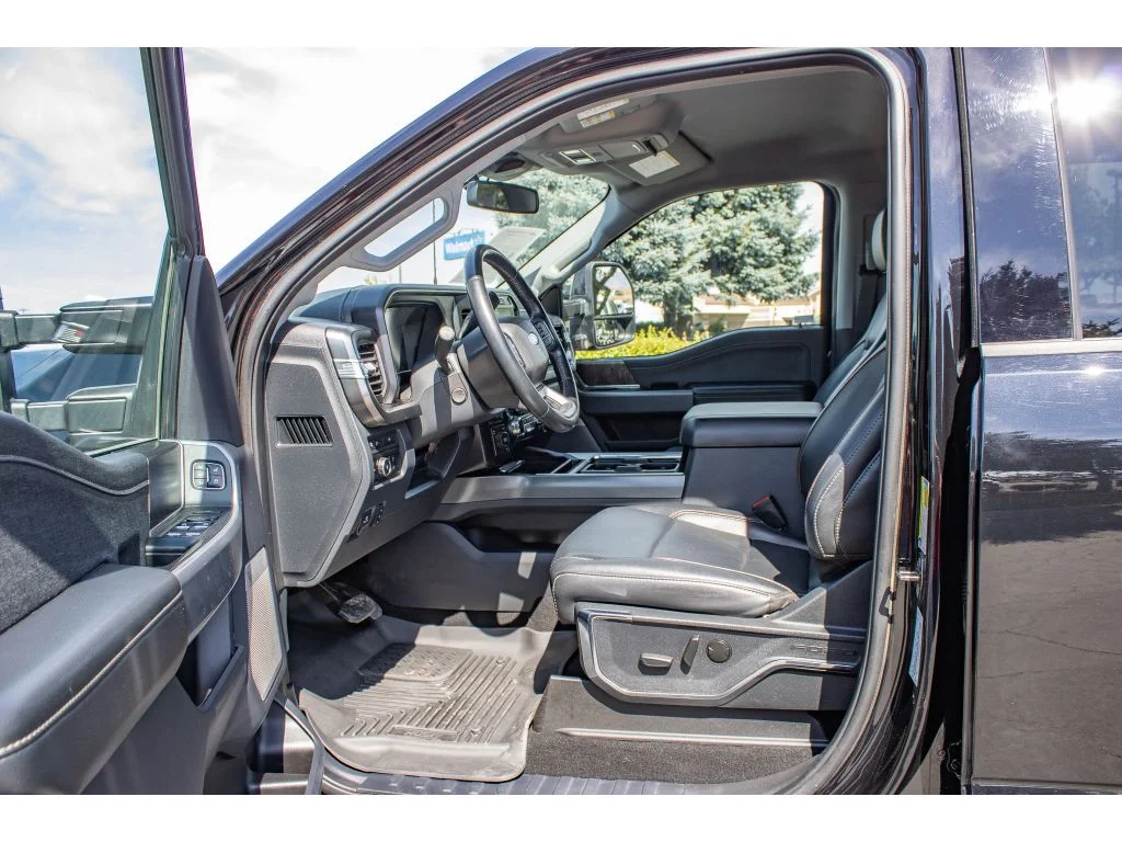 Used 2023 AGATE BLACK Ford LARIAT image 30