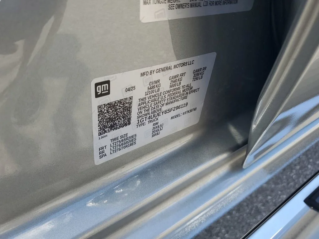 Certified Used 2025 Sterling Metallic GMC SLT image 28