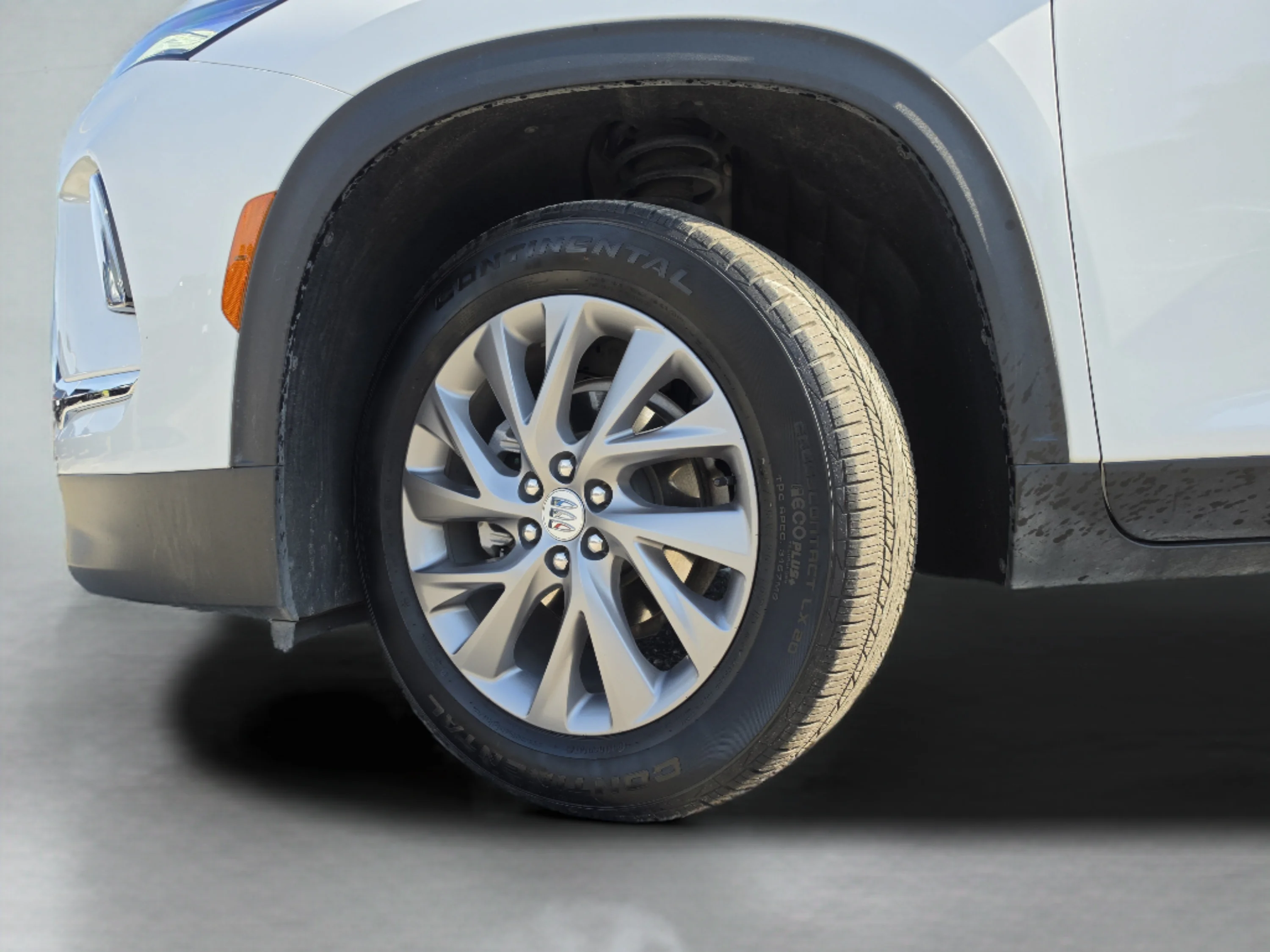 Used 2025 Summit White Buick Preferred image 40