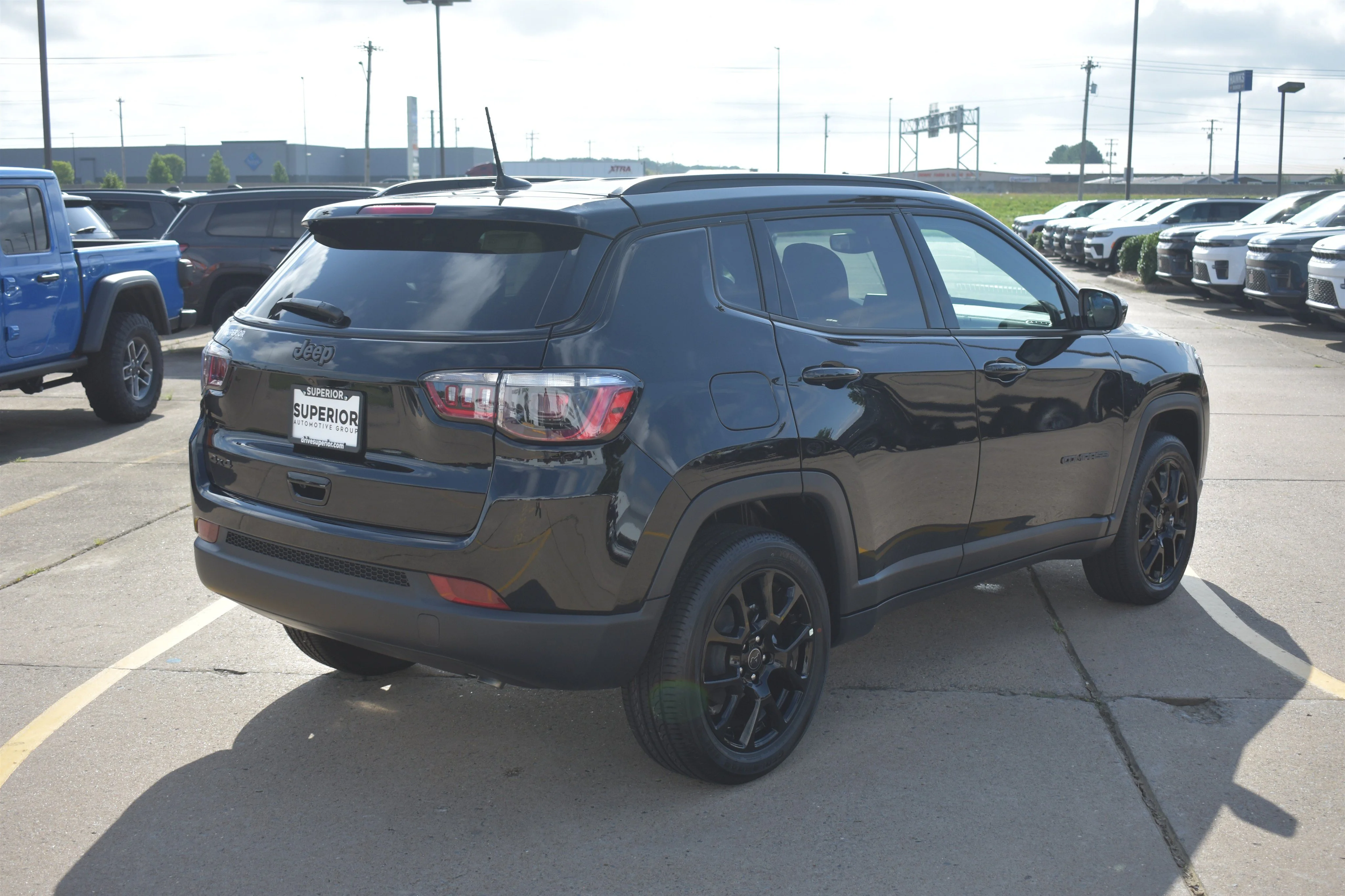 New 2026 Diamond Black Crystal Pearlcoat Jeep Latitude Altitude image 5