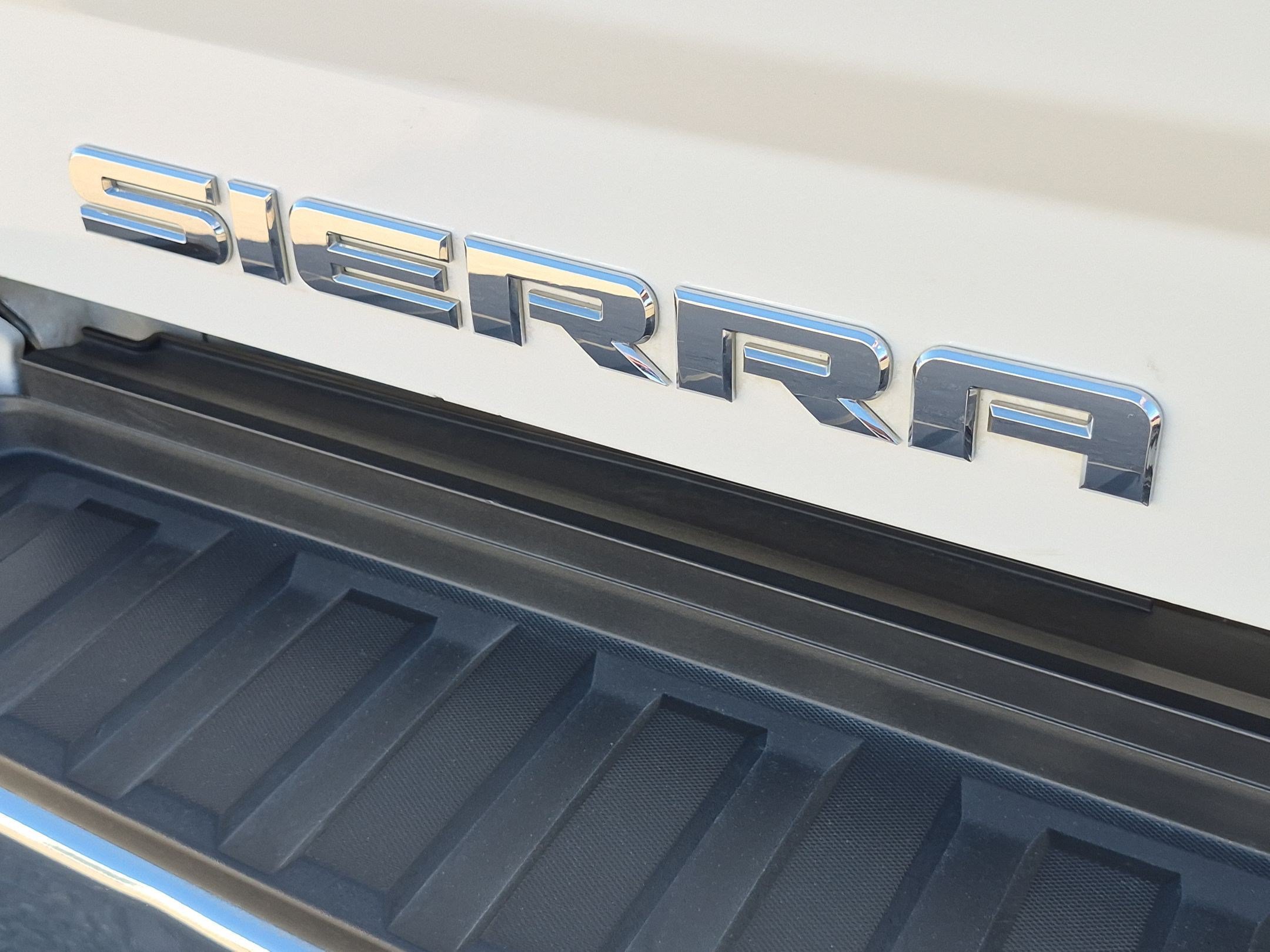 Used 2018 White GMC SLT image 26