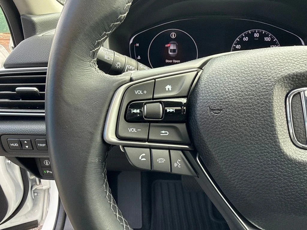 Used 2018 Platinum White Pearl Honda Touring image 11