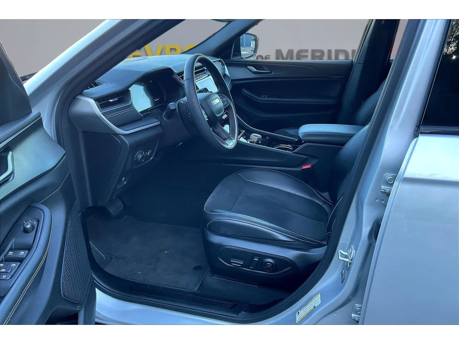 Used 2023 Silver Jeep Altitude image 11