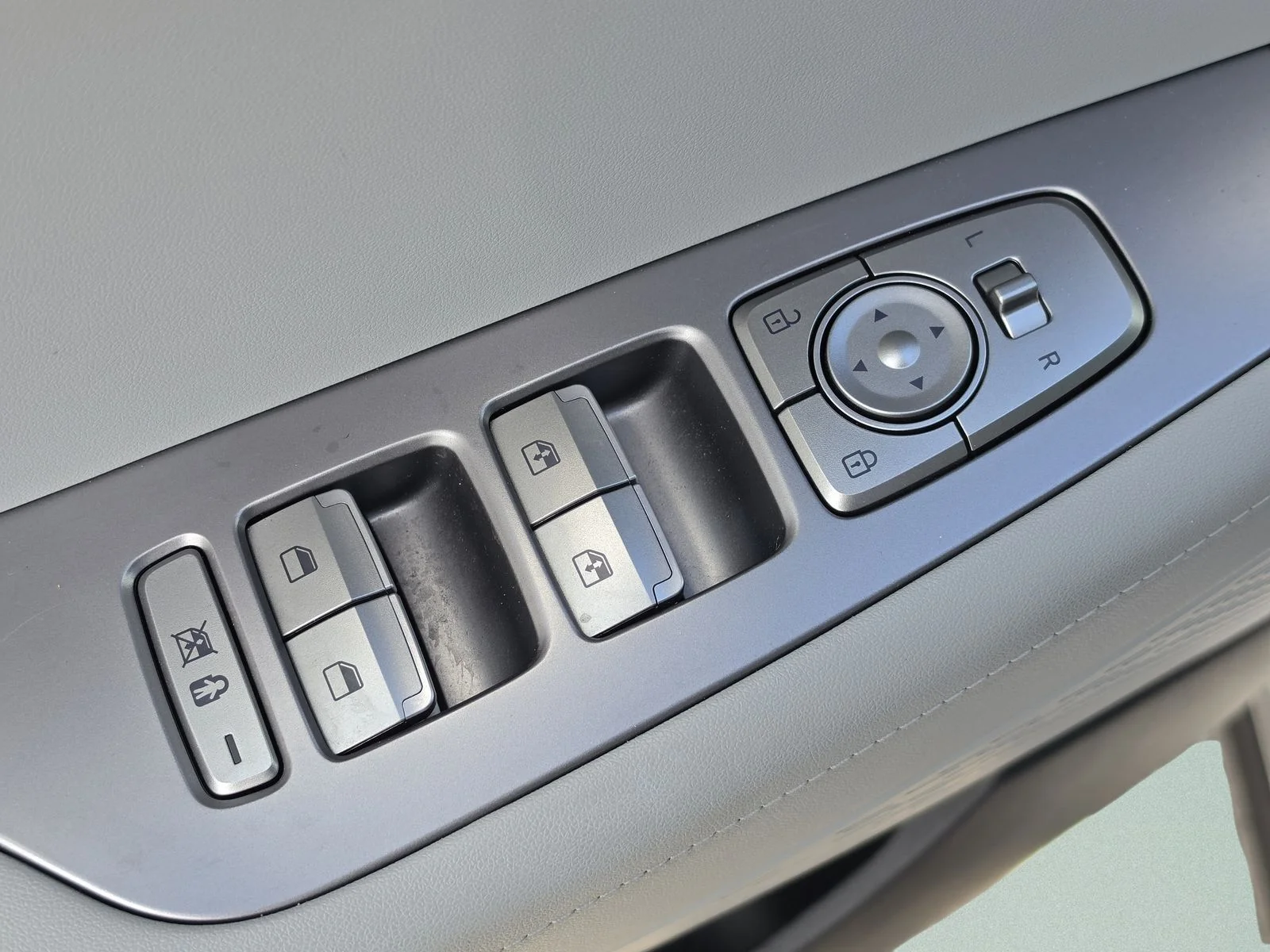 Used 2025 Silver Hyundai SEL image 22