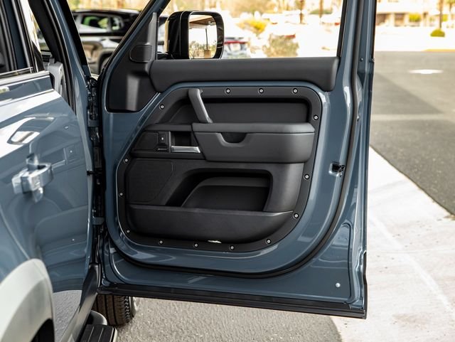New 2025 Tasman Blue Land Rover S image 26