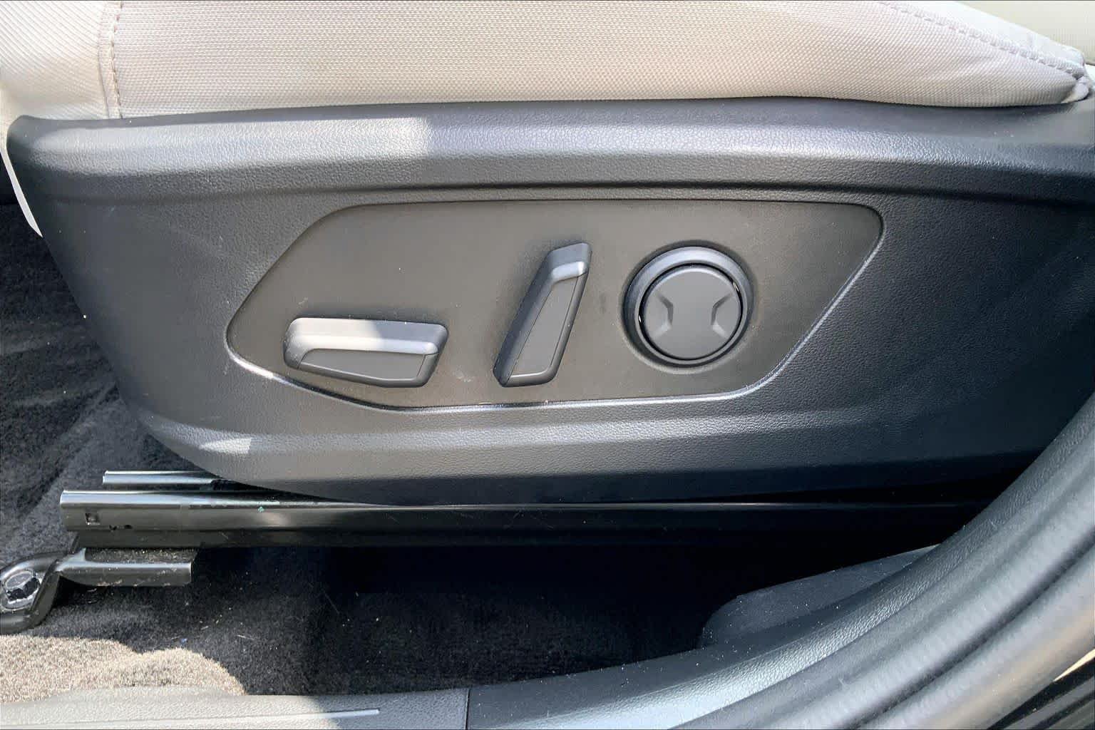 Used 2025 Phantom Black Hyundai SEL image 30