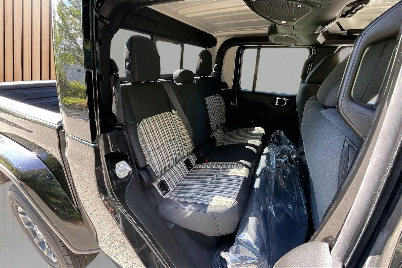 New 2026 Black Clear-Coat Exterior Paint Jeep 85th Anniversary Edition image 20