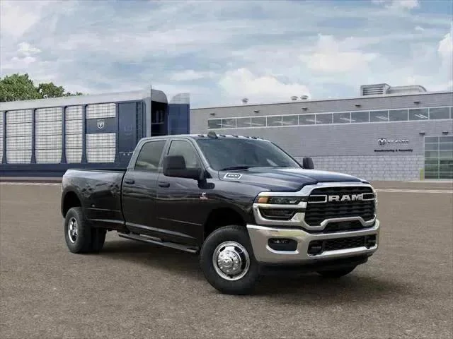 New 2027 Diamond Black Crystal Pearl-Coat Exterior Paint RAM Tradesman image 3