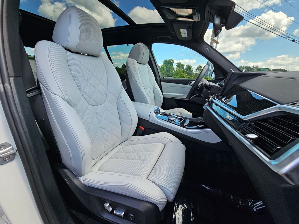 Certified Used 2026 Mineral White Metallic BMW xDrive40i image 17