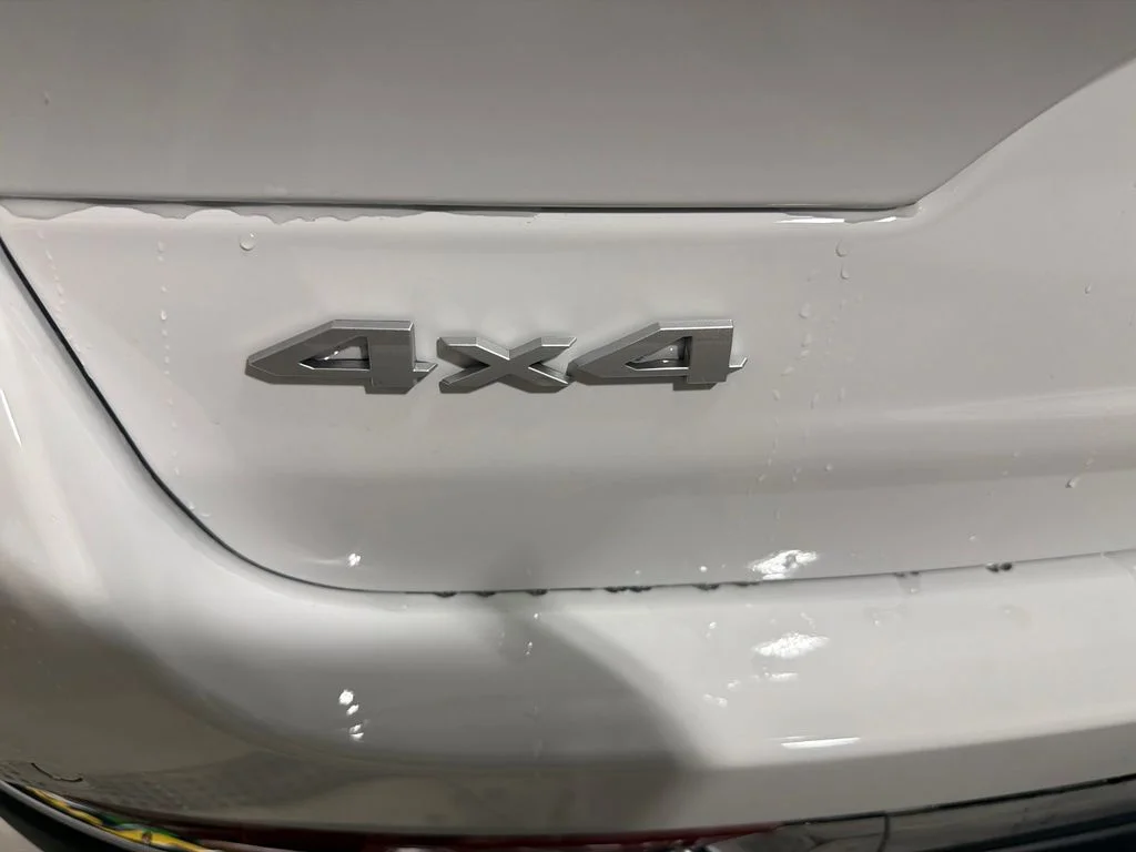 New 2026 Bright White Clear-Coat Exterior Paint Jeep Laredo X image 9