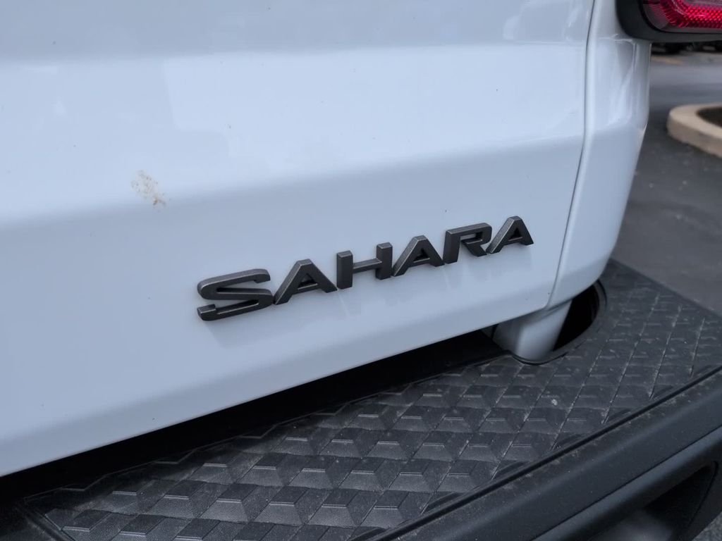 New 2026 Bright White Clear-Coat Exterior Paint Jeep Sahara image 10