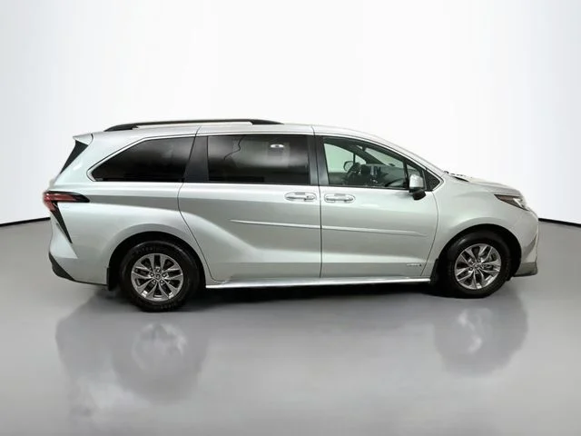 Used 2021 Silver Toyota XLE image 8