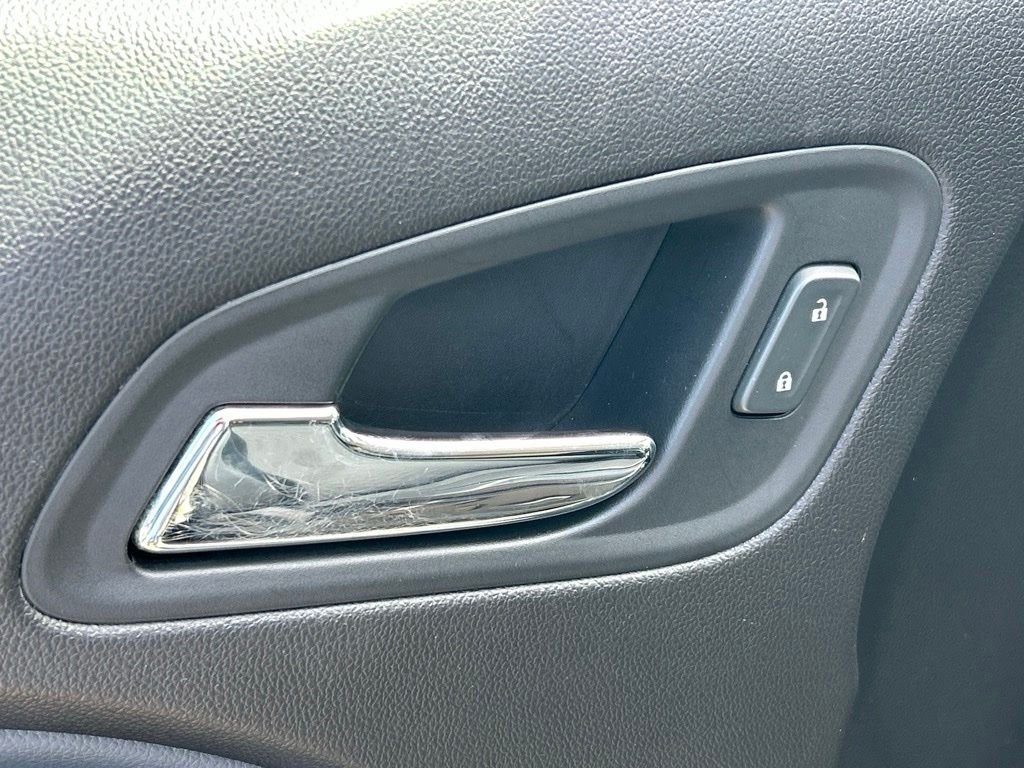 Used 2018 White Chevrolet Z71 image 18