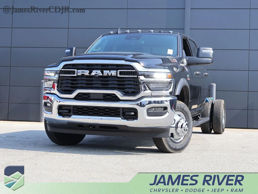 New 2026 Diamond Black Crystal Pearl-Coat Exterior Paint RAM Tradesman image 1