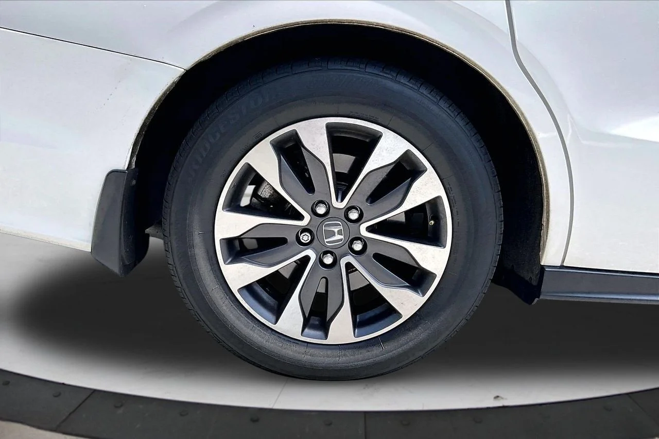 Used 2023  Honda EX-L image 37
