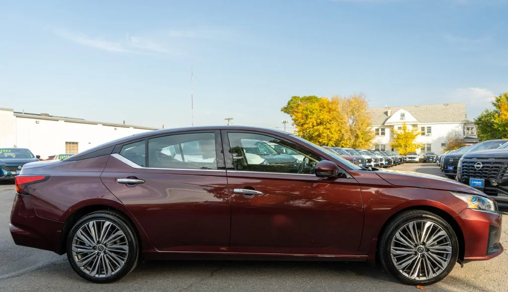 Used 2023 Red Nissan 2.5 SL image 5
