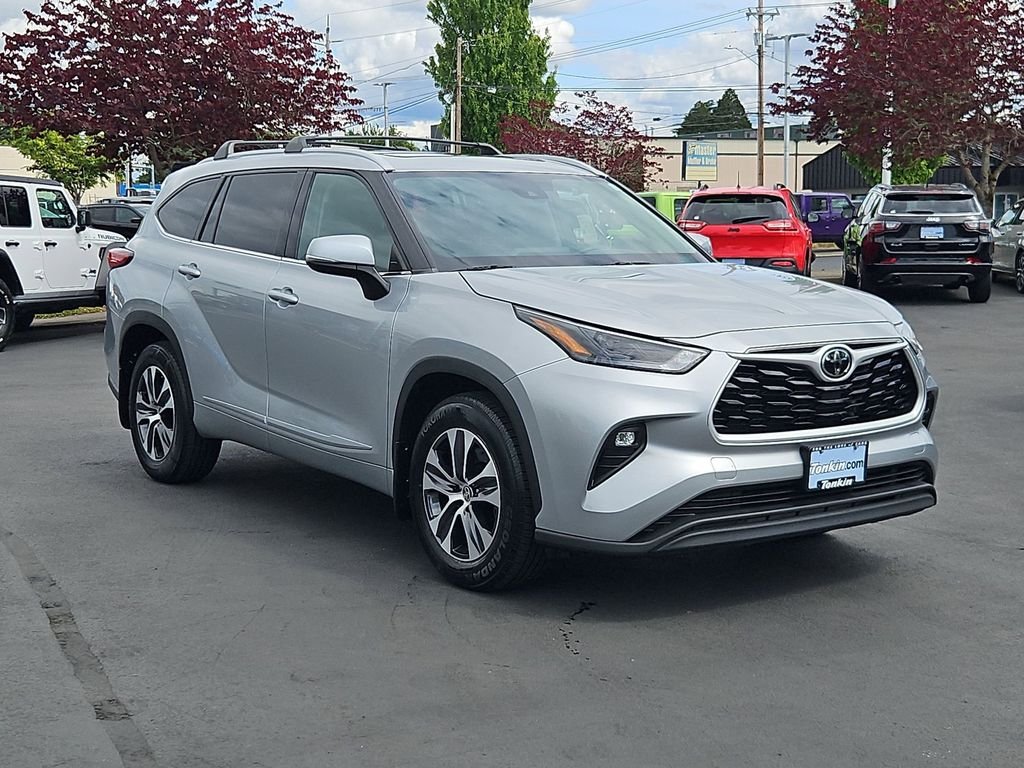 Used 2022 Silver Toyota XLE image 8